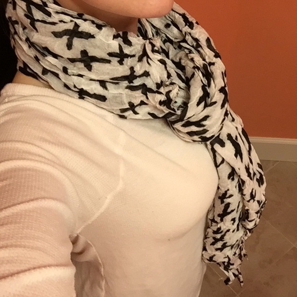 Cute black and white scarf! - Picture 2 of 2
